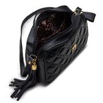 Bolsa em Couro Preta com Matelasse e Bambolim Amanda