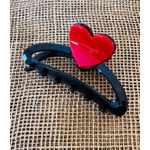 PIRANHA DE CABELO - COR PRETA E DETALHE DE CORAÇÃO VERMELHO 