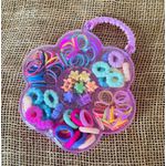 KIT DE ACESSÓRIOS PARA CABELO - EM UMA MINI BOLSA EM FORMATO DE FLOR - (MINI PIRANHA FORMATO FLOR)