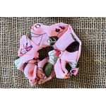 SCRUNCHIE - FLORAL - FUNDO ROSA 