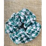 SCRUNCHIE - QUADRICULADO - FUNDO VERDE 