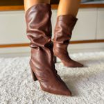 Bota Cano Médio Bico Fino Caramelo