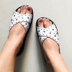 Sandália Confort Cruzada Spikes Branca