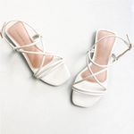 Sandália Rasteira Verniz Tiras Off White