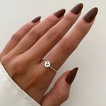 ANEL REDONDO LETRA V PRATA 925