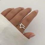 ANEL TRIÂNGULO LISO VAZADO PRATA 925