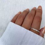 ANEL COM CORAÇÕES VAZADO PRATA 925