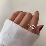 ANEL REGULÁVEL LETRA J PRATA 925