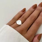 ANEL LETRA C CRAVEJADO PRATA 925