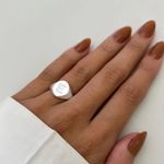 ANEL LETRA E CRAVEJADO PRATA 925