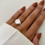 ANEL LETRA P CRAVEJADO PRATA 925