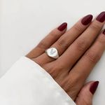 ANEL SINETE REDONDO CRAVEJADO LETRA V ZIRCÔNIA CRISTAL PRATA 925