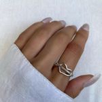 ANEL CORAÇÃO VAZADO COM FLECHA PRATA 925