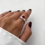 ANEL SOLITÁRIO ZIRCÔNIA VERMELHO ESCURO PRATA 925