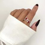 ANEL ZIRCÔNIAS QUADRADAS VERMELHA PRATA 925