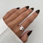 ANEL ARO FINO PLACA LETRA E CORAÇÃO VERMELHO PRATA 925