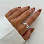 ANEL ARO FINO CORAÇÃO ZIRCÔNIA CRISTAL PLACA LETRA J PRATA 925