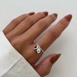 ANEL ARO FINO CORAÇÃO ZIRCÔNIA LAVANDA PLACA LETRA L PRATA 925