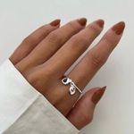 ANEL ARO FINO CORAÇÃO ZIRCÔNIA LAVANDA PLACA LETRA M PRATA 925