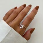 ANEL ARO FINO CORAÇÃO ZIRCÔNIA VERMELHO PLACA LETRA M PRATA 925