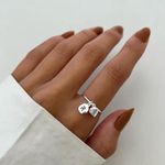 ANEL ARO FINO CORAÇÃO ZIRCÔNIA CRISTAL PLACA LETRA R PRATA 925