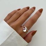 ANEL ARO FINO CORAÇÃO ZIRCÔNIA VERMELHO PLACA LETRA J