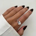 ANEL ARO FINO PLACA LETRA J CORAÇÃO LAVANDA PRATA 925