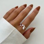 ANEL ARO LISO CORAÇÃO ZIRCÔNIA VERMELHO PLACA LETRA S PRATA 925