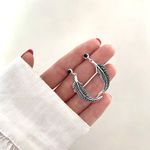 BRINCO PENA INDIANO PEDRA PRETA PRATA 925