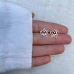 BRINCO FLOR DE LÓTUS PRATA 925