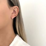 BRINCO MEIA ARGOLA COM PINO PRATA 925