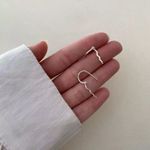 BRINCO MEIA ARGOLA COM PINGENTE RAIO PRATA 925