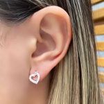 BRINCO CORAÇÃO VAZADO CRAVEJADO COM CRUZ PRATA 925