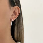 BRINCO MEIA ARGOLA CRAVEJADA COM PINGENTE GOTA PRATA 925