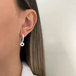 BRINCO MEIA ARGOLA CRAVEJADA COM PINGENTE CORAÇÃO PRATA 925