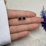 BRINCO FLOR CABOCHÃO ONIX PRATA 925