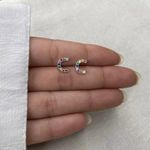 BRINCO CRAVEJADO LETRA ZIRCÔNIA COLOR PRATA 925