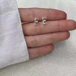 BRINCO LETRA CRAVEJADA ZIRCÔNIA COLOR PRATA 925