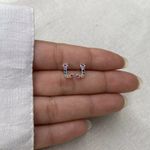 BRINCO LETRA CRAVEJADA ZIRCÔNIA COLOR PRATA 925