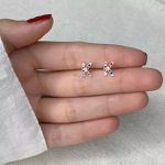 BRINCO LETRA CRAVEJADA ZIRCÔNIA COLOR PRATA 925