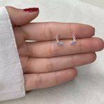 BRINCO CRAVEJADO LETRA ZIRCÔNIA COLOR PRATA 925