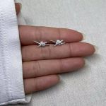 BRINCO NÓ CRAVEJADO ZIRCÔNIA CRISTAL PRATA 925