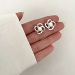 BRINCO FLOR COM BOLA BRANCA PRATA 925