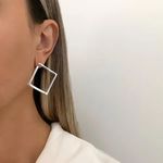 BRINCO QUADRADO LISO PRATA 925