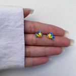 BRINCO PEIXE LINGUADO AMARELO E AZUL PRATA 925