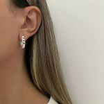 BRINCO OVAL CRAVEJADO CRISTAL CORAÇÃO PRATA 925