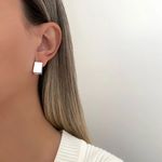 BRINCO QUADRADO LISO DE CLICK PRATA 925