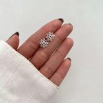 BRINCO FLOR ZIRCÔNIA AZUL ESCURO PRATA 925