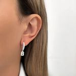 BRINCO ARGOLA CLICK LETRA PENDURADO ZIRCÔNIA CRISTAL PRATA 925