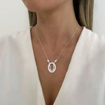 GARGATILHA CRAVEJADA LETRA U ZIRCÔNIA CRISTAL PRATA 925